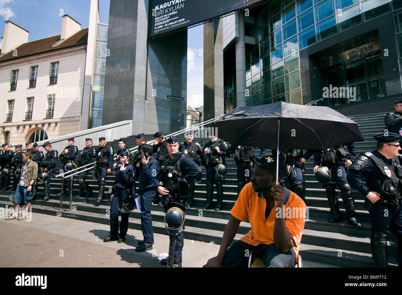 Anti-riot policemen protect the Opera Bastille during the undocumented workers demonstration in Paris Stock Photo