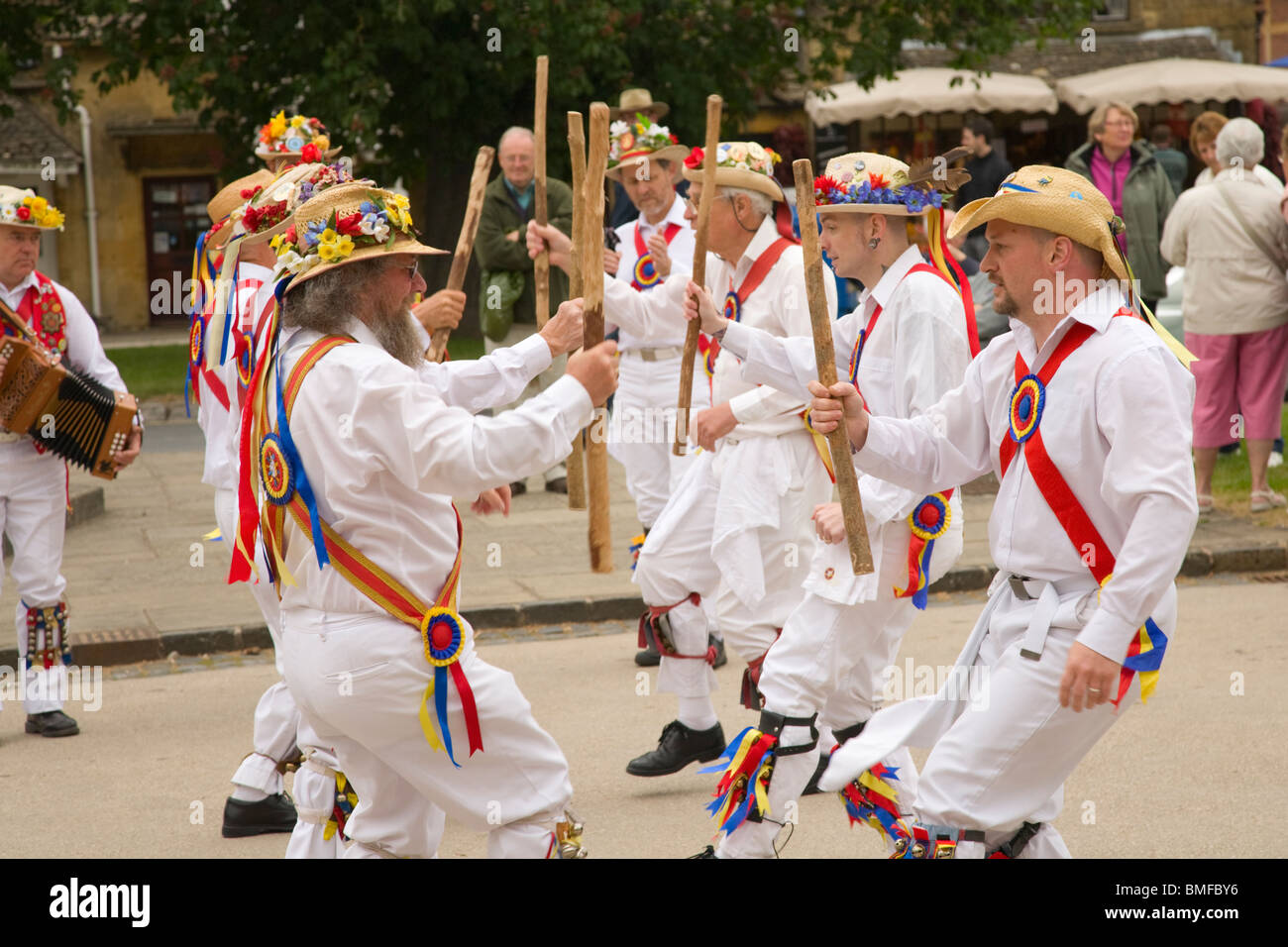 Gloucestershire Morris Men dancing in Broadway, Cotswolds Stock Photo ...