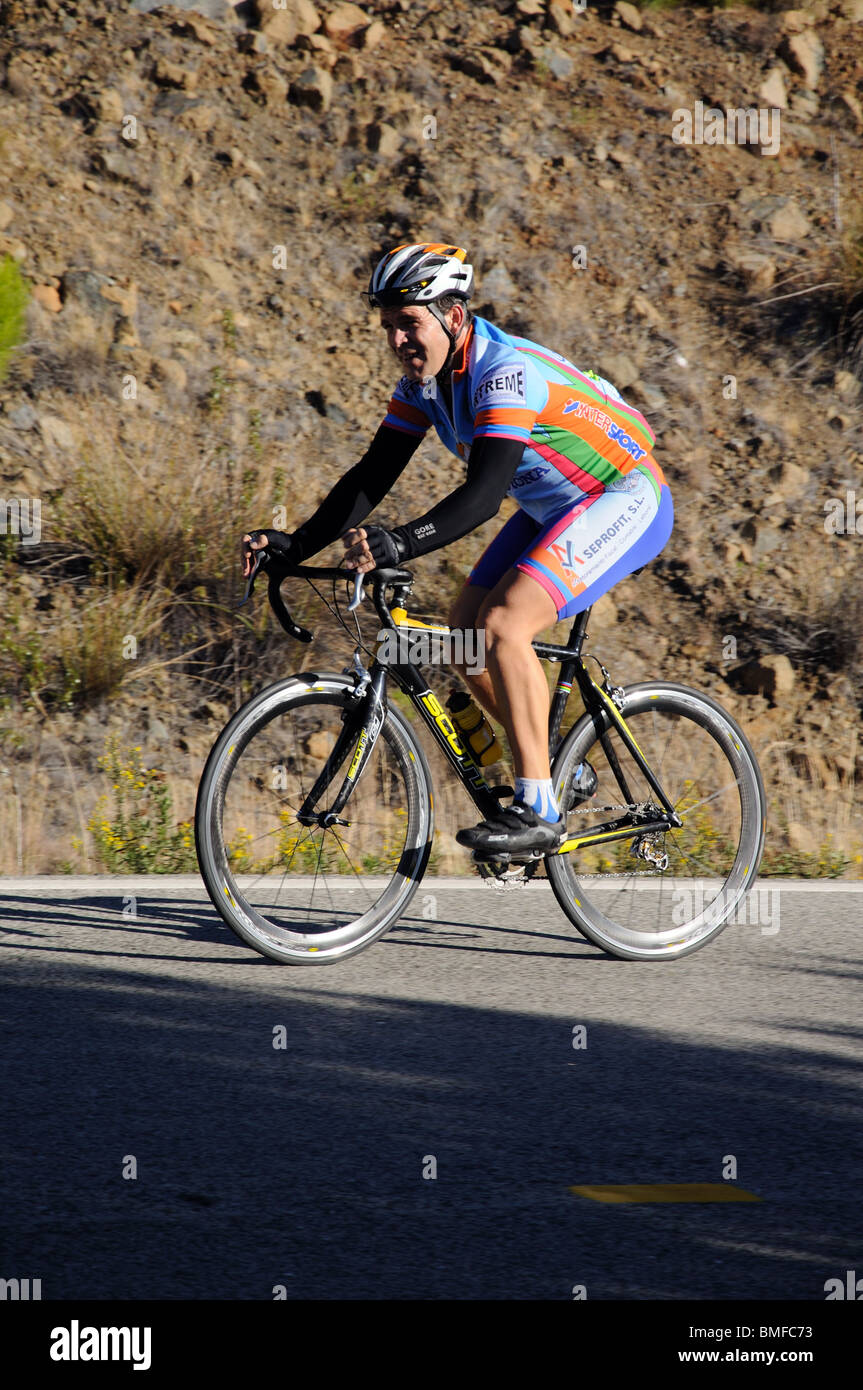 Cyclist nera Puerto de Alijar, Costa del Sol, Malaga Province, Andalucia, Spain. Stock Photo