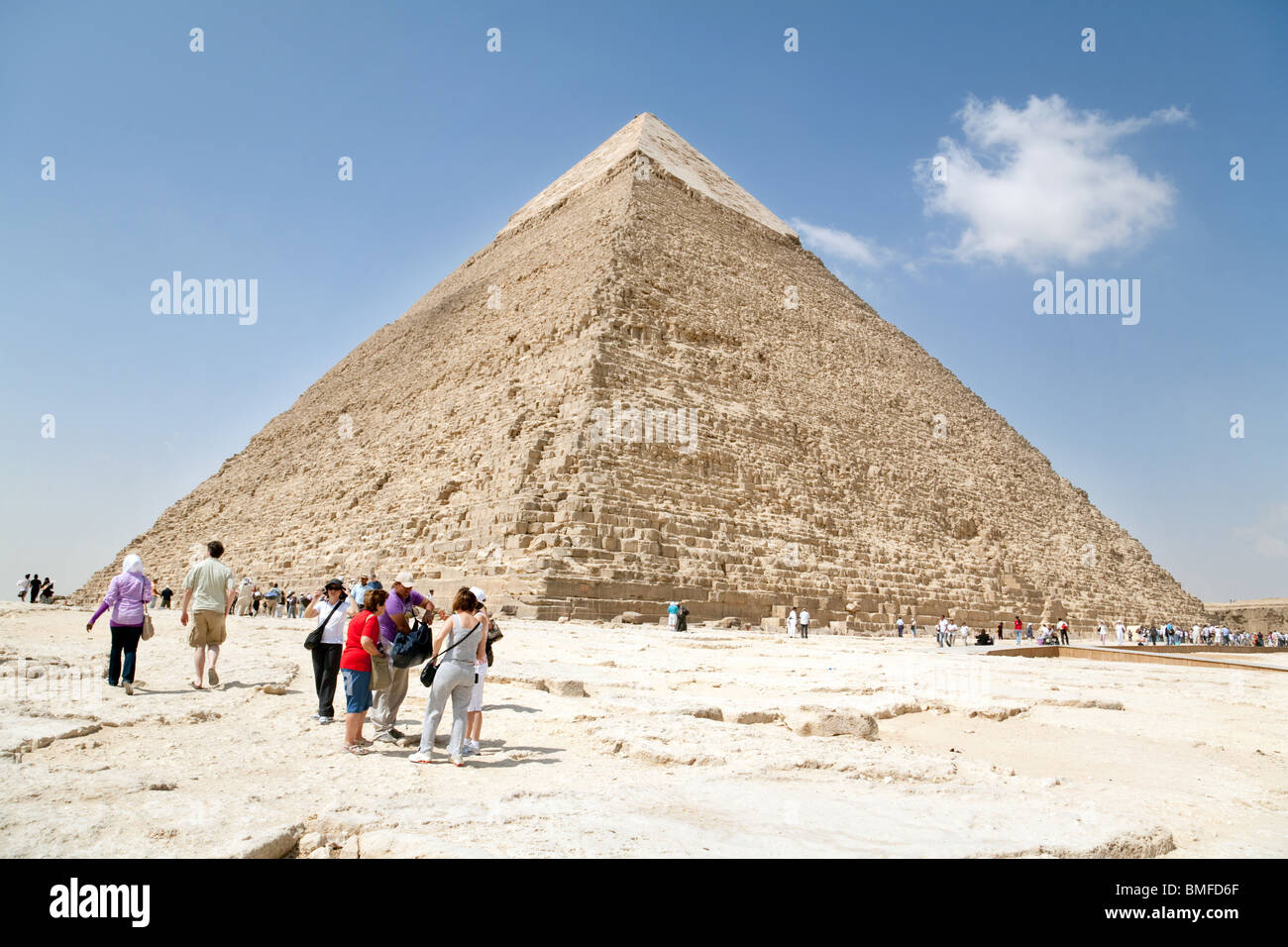 Tourists looking at the pyramid of Khafre (Chephren), Giza, Cairo, Egypt Stock Photo