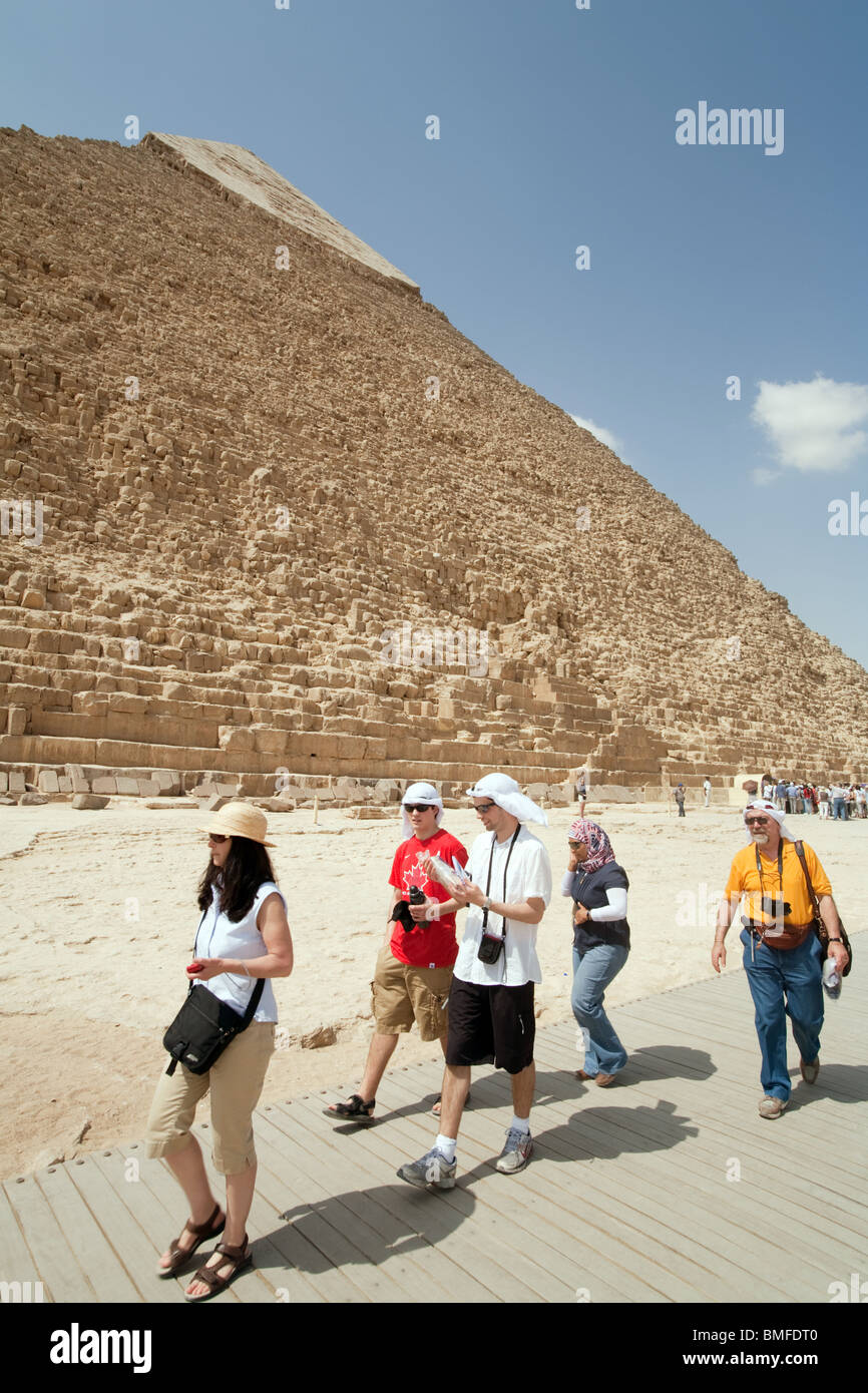 Western tourists looking at the pyramid of Khafre (Chephren), Giza, Cairo, Egypt Stock Photo