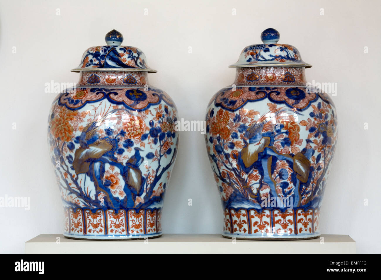 Chinese Imari porcelain vases of the Kangxi period (16621722