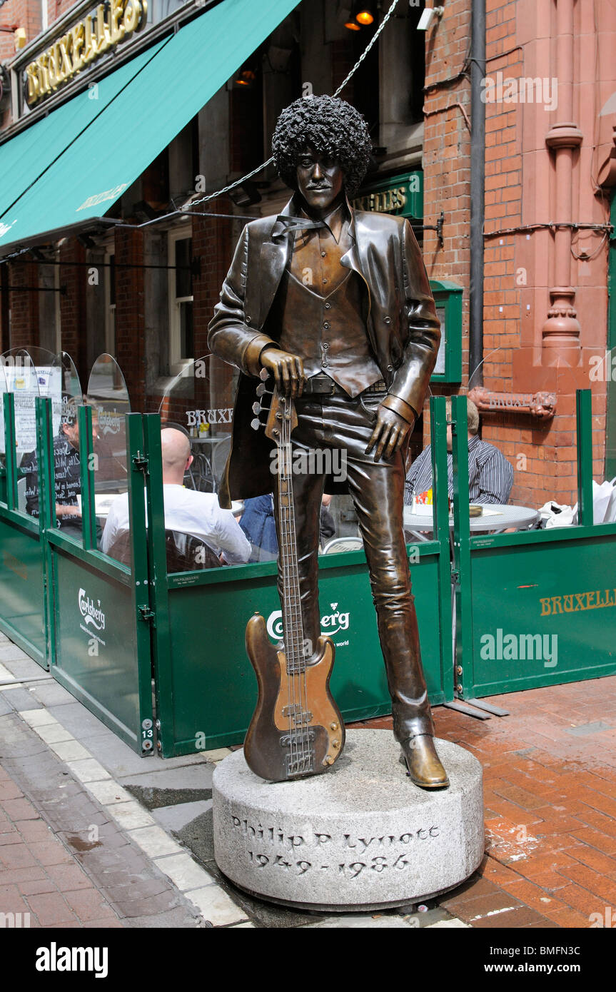 Bronze statue of Philip Lynott Parris 'Phil' an irish musician outside Bruxelles restaurant on Harry Street Dublin Ireland Stock Photo