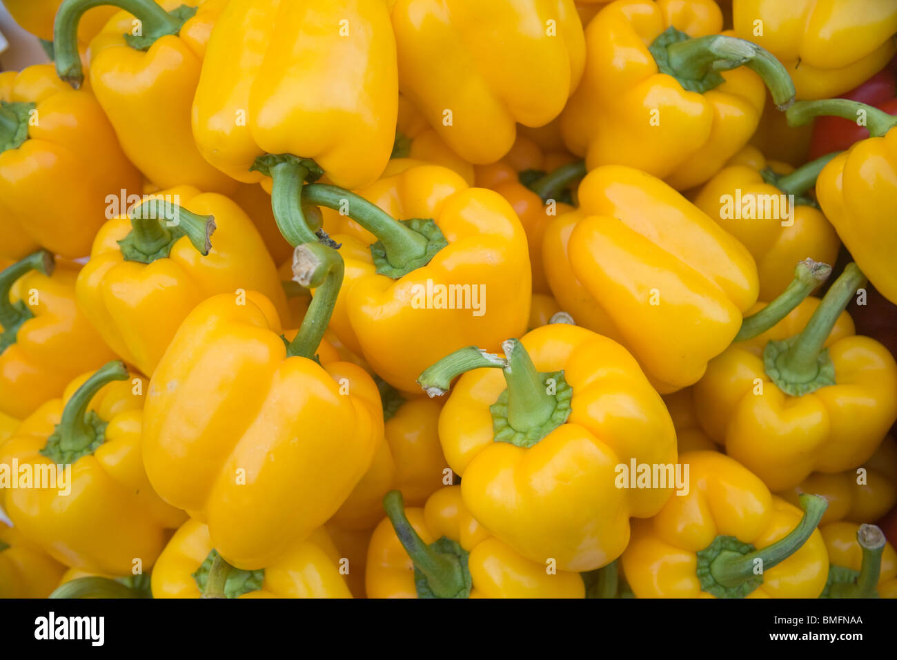 Yellow pepper vegetables on a market stall Stock Photo - Alamy