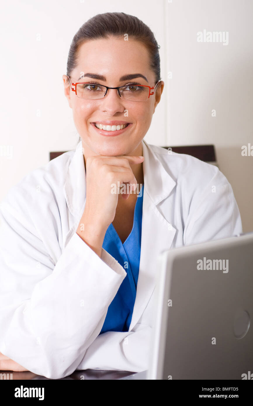 Doctor happy computer hi-res stock photography and images - Alamy
