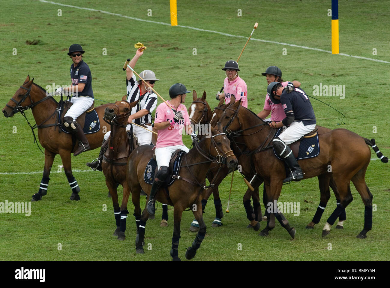 Polo in the Park. Hurlingham Park Fulham London Uk IG Index Team Paris ( pink) City AM Team New Being give a Yellow Card in sport HOMER SYKES Stock Photo
