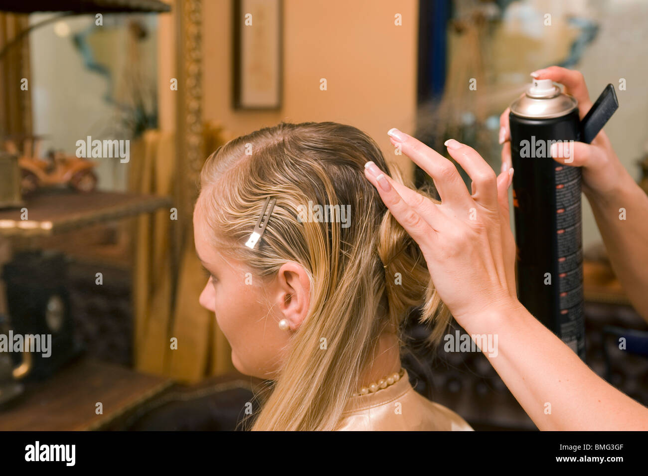 Woman hairspray wet hair hires stock photography and images Alamy