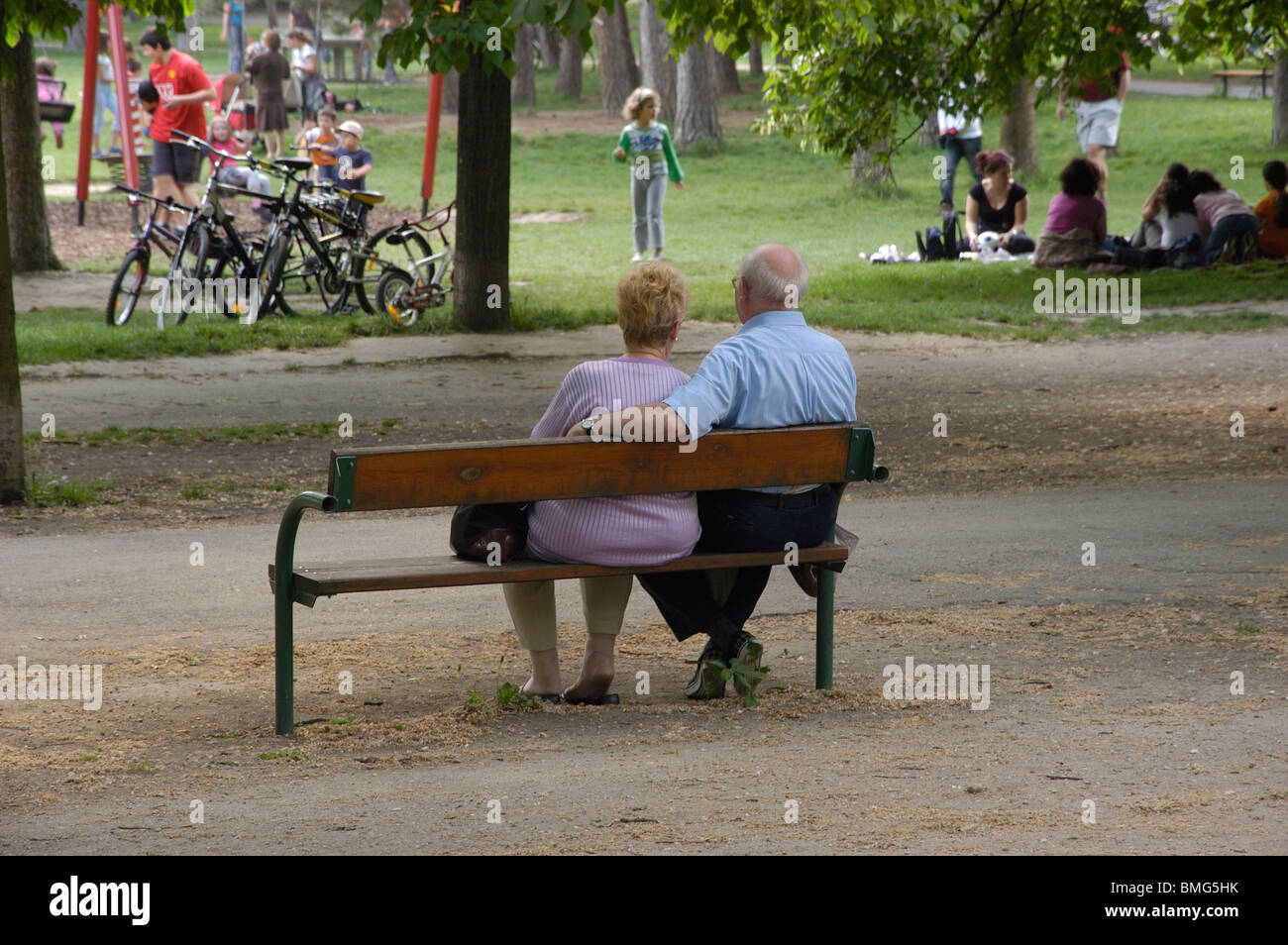 Elderly couple sitting on a park bench in the Prater Stock Photo - Alamy