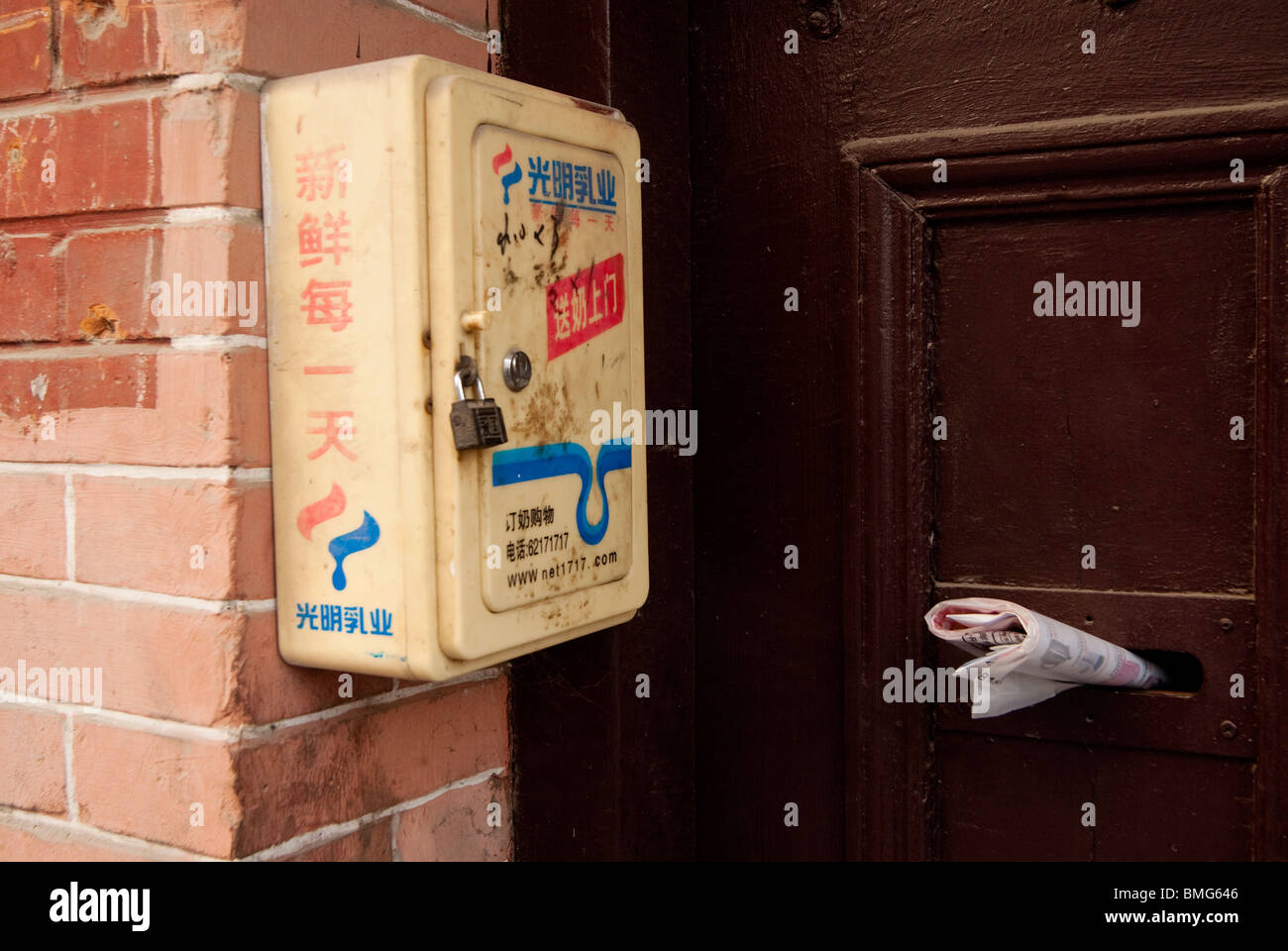 Milk delivery box beside a traditional door, Shanghai, China Stock