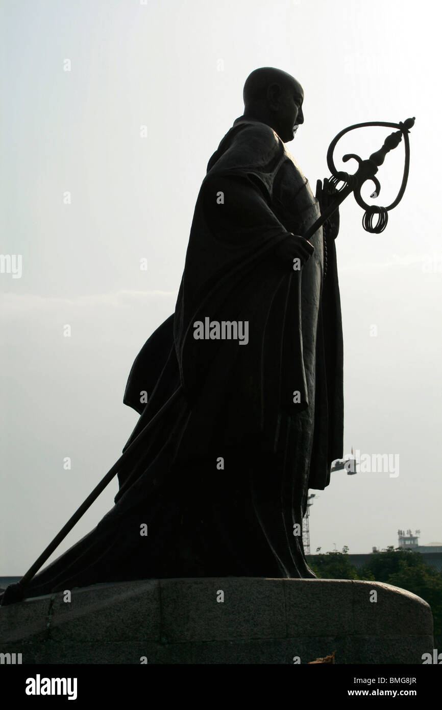 Bronze statue of Xuanzang, Da Ci'en Temple, Xi'An, Shaanxi Province, China Stock Photo