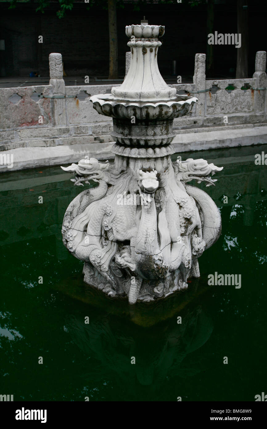 Dragon fountain temple china hi-res stock photography and images - Alamy