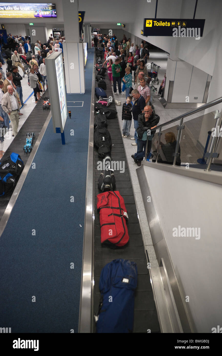 Passengers collecting luggage bags hires stock photography and images