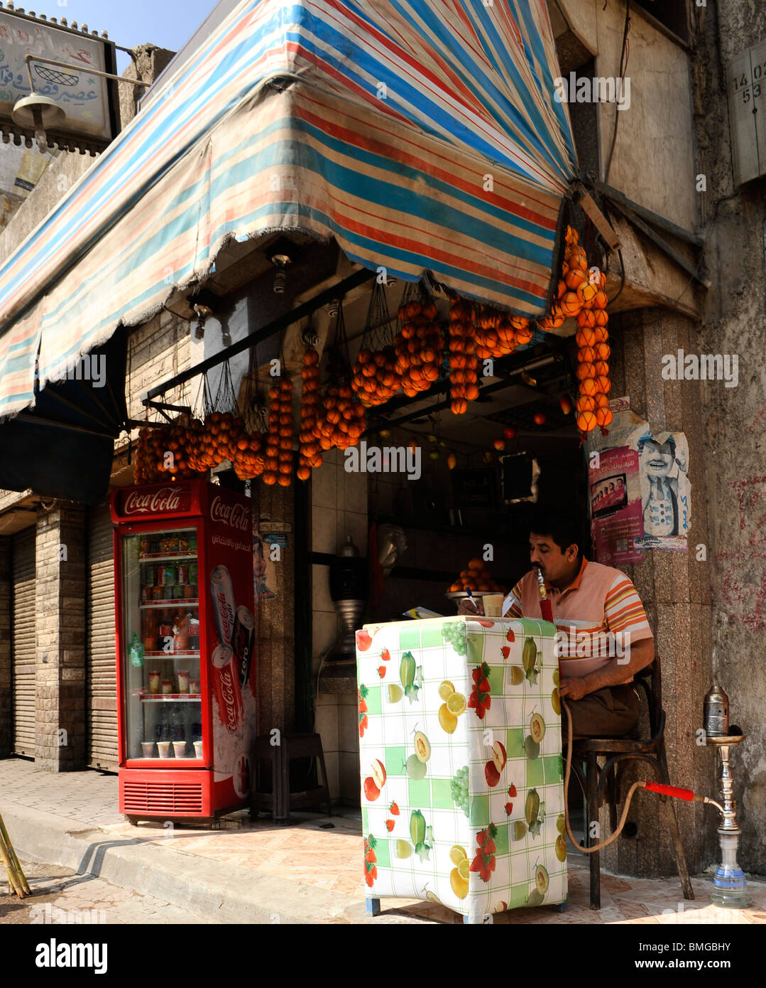 fruit juice vendor smoking sheesha ,souk goma (friday market), street market, Southern Cemeteries, Khalifa district ,cairo Stock Photo