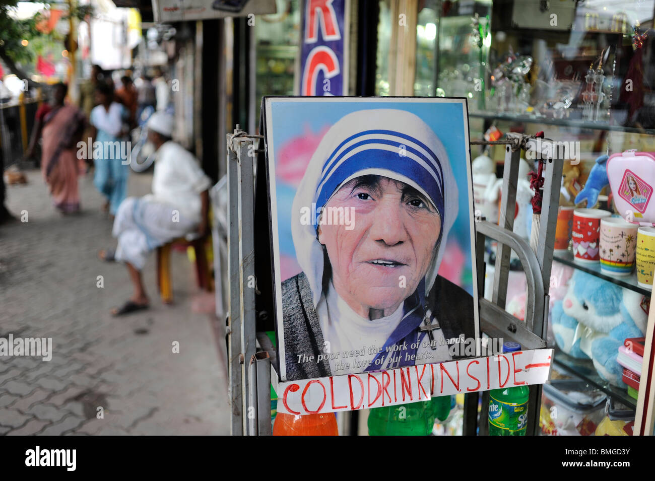 India Kolkata Calcutta, idols of Mother Teresa at souvenir shop near Mother ´s Teresa house Stock Photo