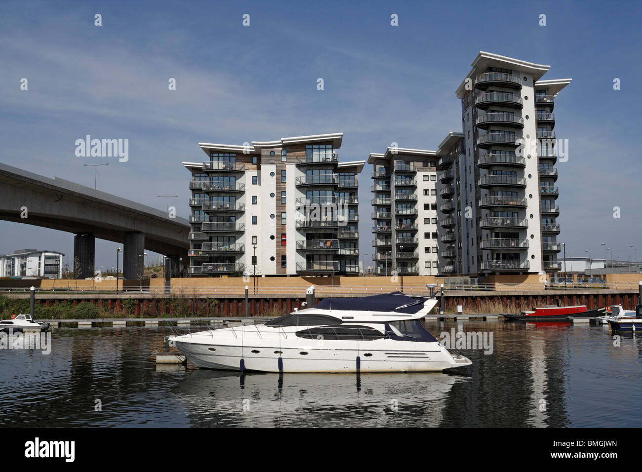 riverside-modern-housing-residential-development-in-cardiff-bay-uk