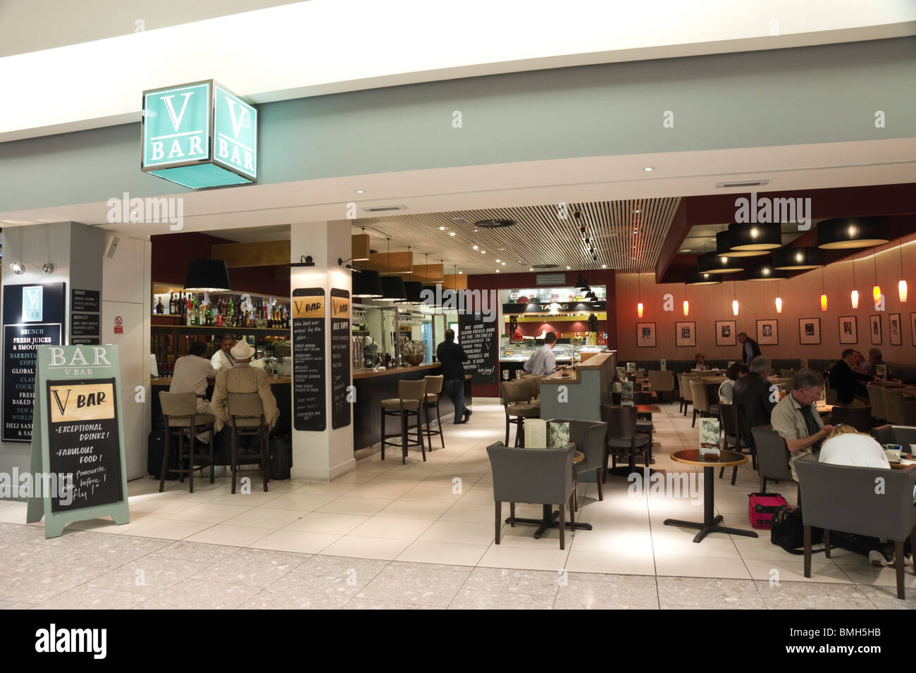 London Heathrow Airport Terminal 5 - restaurant facilities - V-Bar with fast wireless broadband Stock Photo