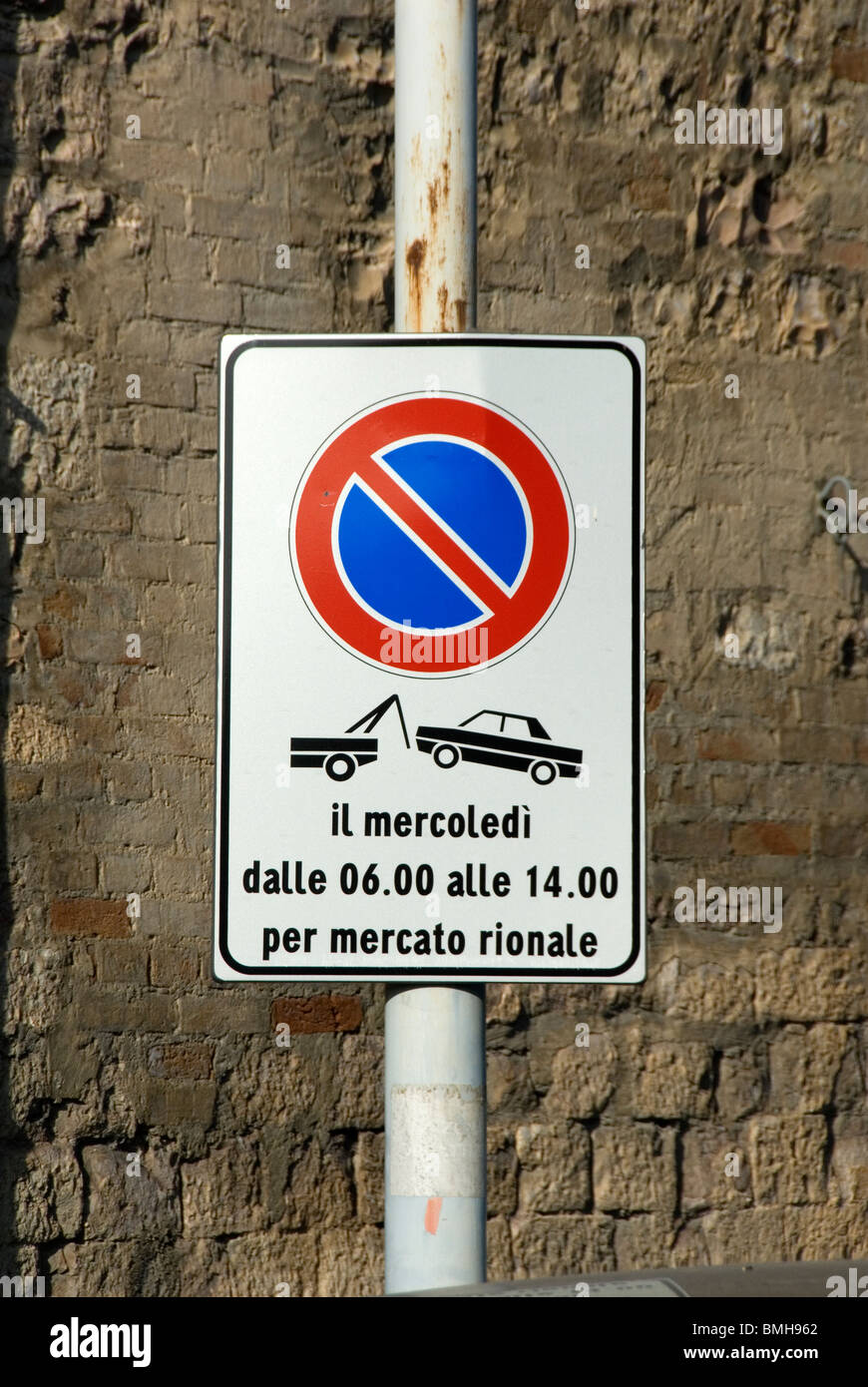No Parking sign Italy. Translated: Wednesday from 6am till 2pm for local market Stock Photo