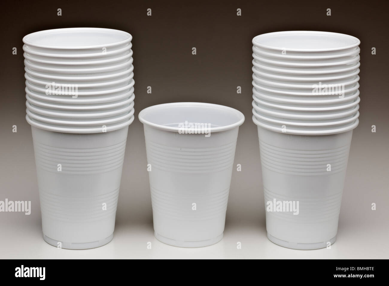 https://c8.alamy.com/comp/BMHBTE/stacked-pile-of-disposable-unused-plastic-cups-BMHBTE.jpg