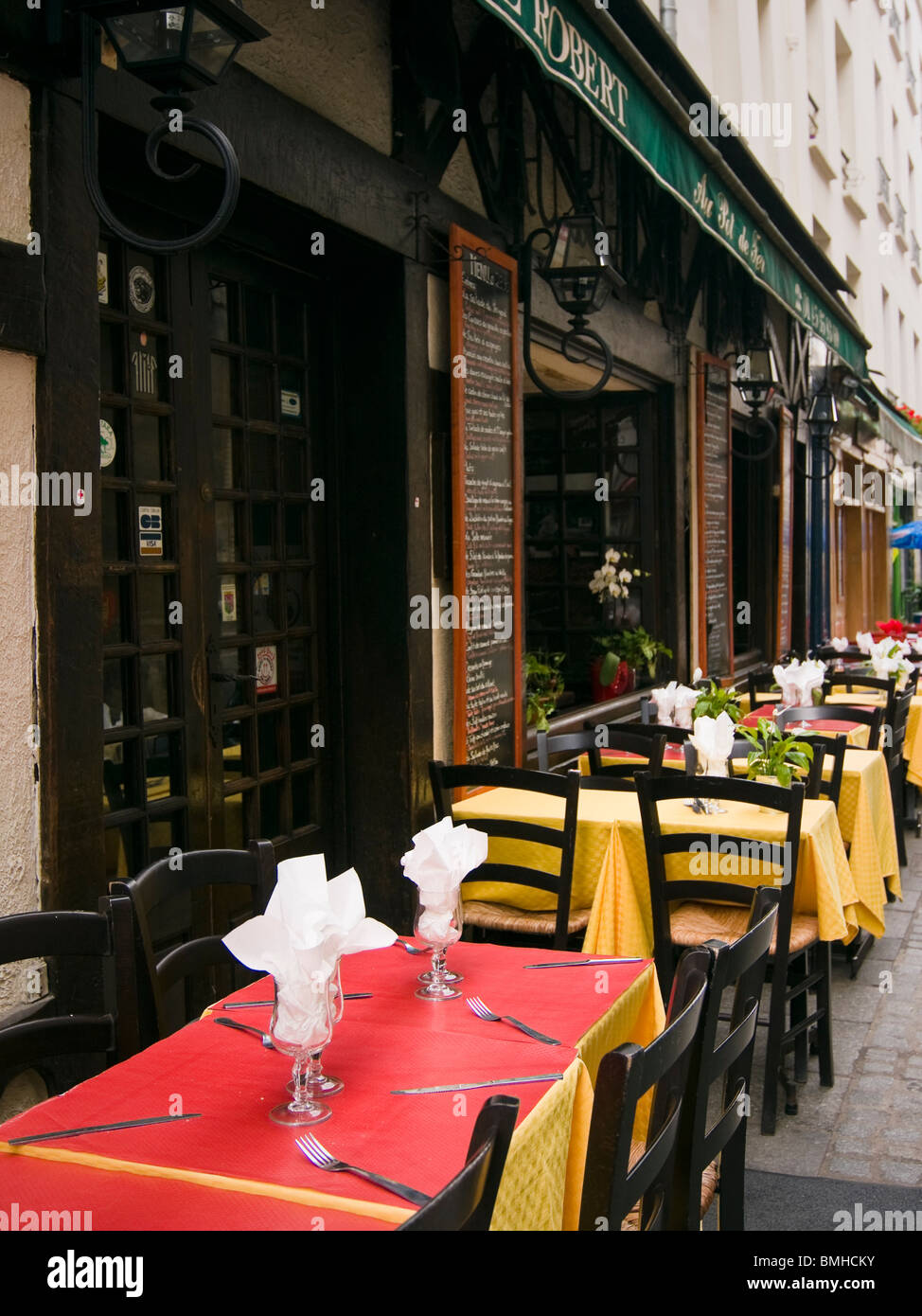 Terrace of the restaurant Au Pot de Fer in Quartier Latin, Paris, France Stock Photo