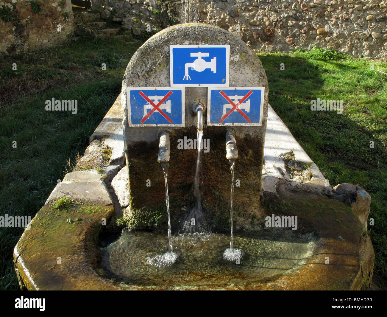 Fuente en Tosantos. La Rioja. España. CAMINO DE SANTIAGO. Fountain in Tosantos. La Rioja. Spain. WAY OF ST JAMES. Stock Photo