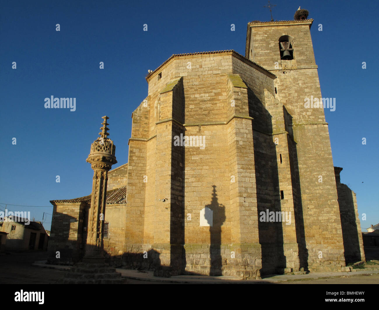 Gothic rollo and Santa Maria church in Boadilla del Camino. Tierra de Campos. Palencia. Spain. WAY OF ST JAMES. Stock Photo