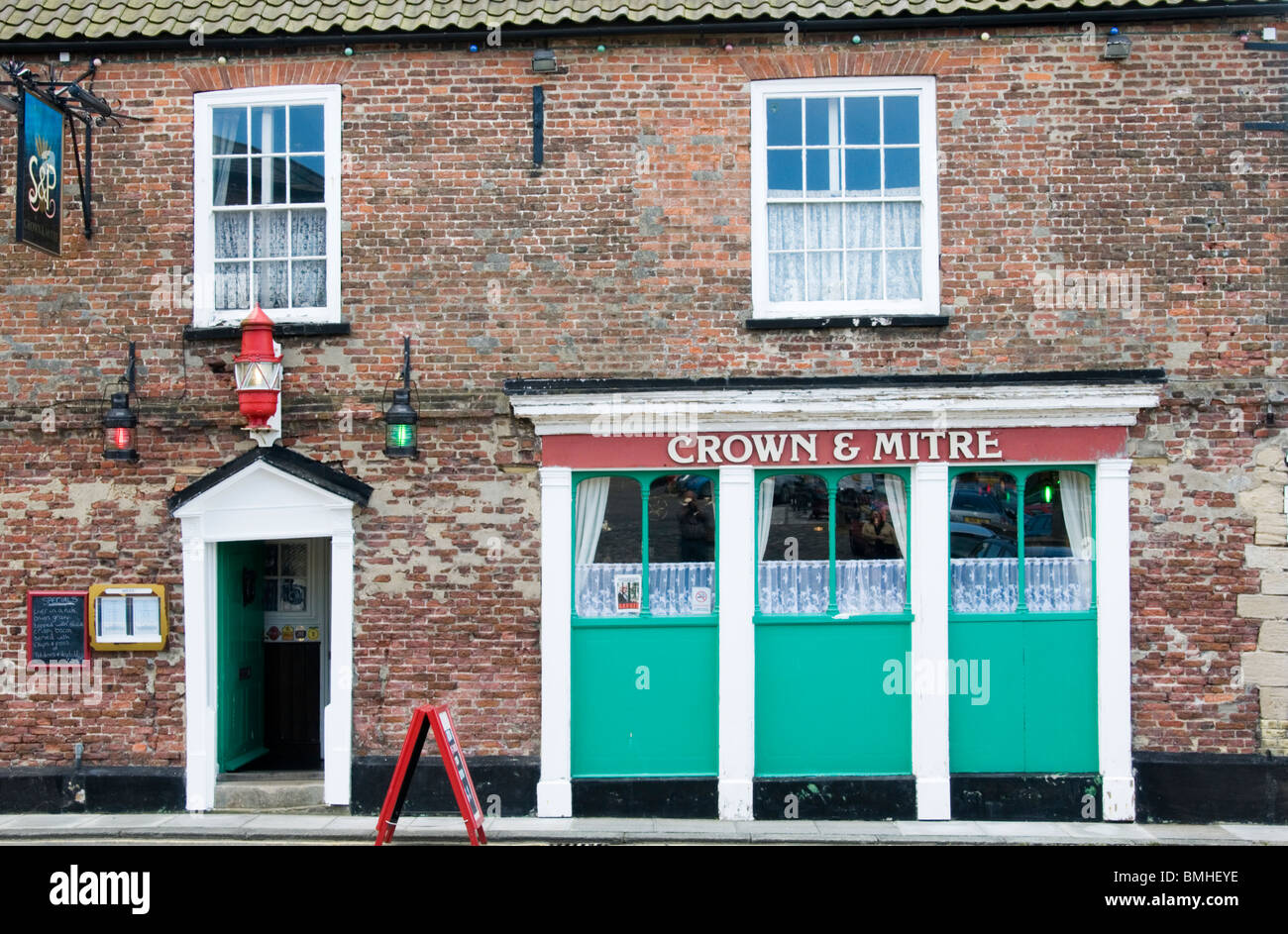 Crown & Mitre pub, Common Staithe Quay, King's Lynn, Norfolk, England Stock Photo