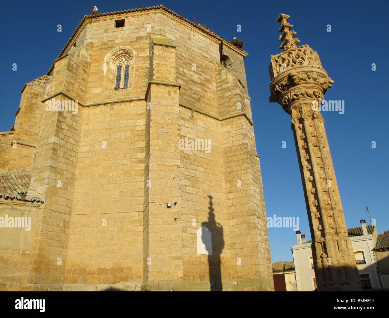 Gothic rollo and Santa Maria church in Boadilla del Camino. Tierra de Campos. Palencia. Spain. WAY OF ST JAMES. Stock Photo