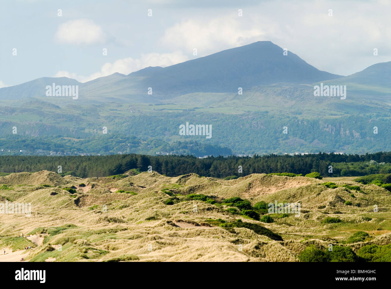 Harlech sand dunes holidaymakers bottom right walking to beach. Gwynedd North Wales UK. Mt is Moel Hebog area. Stock Photo