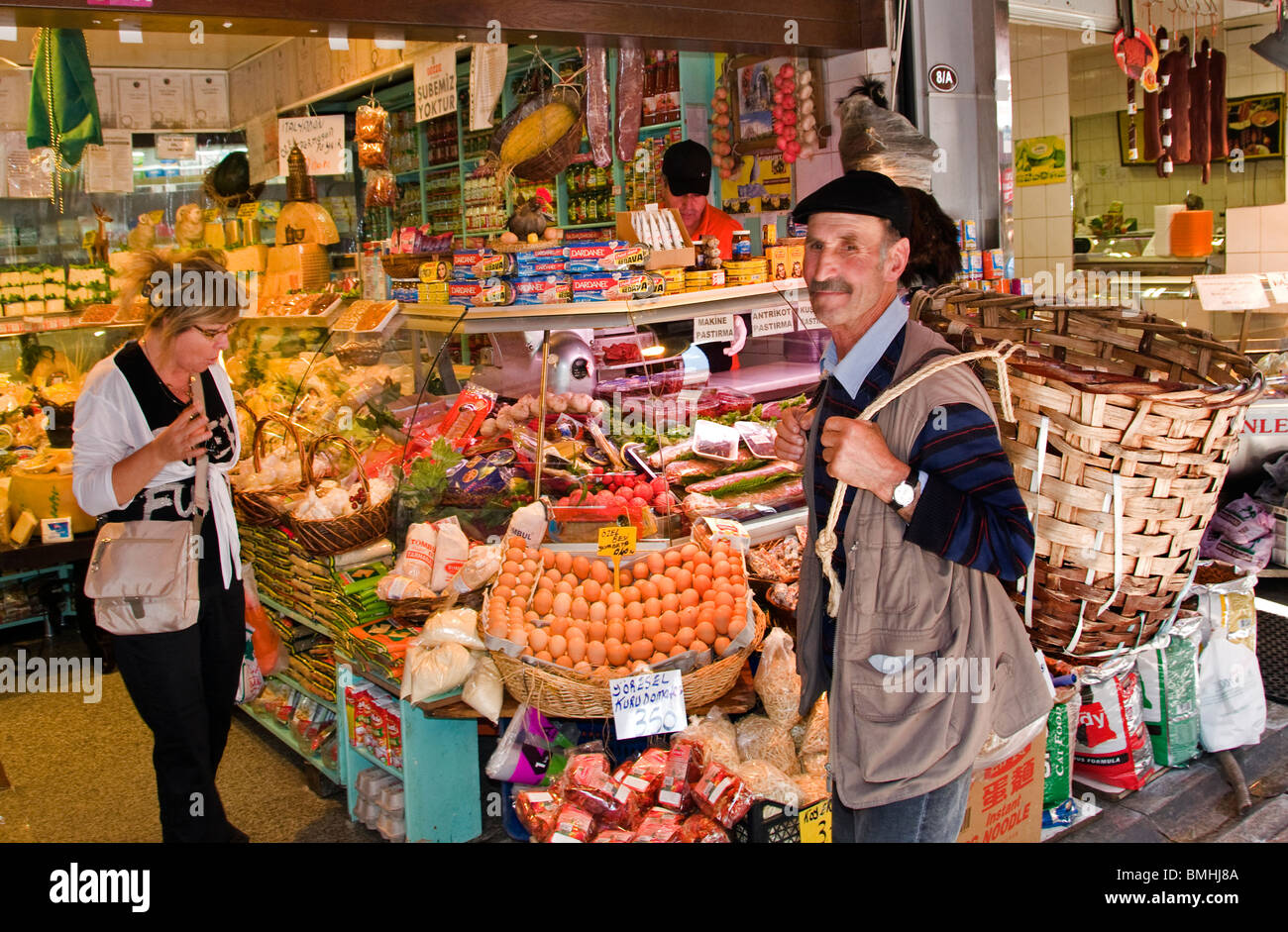 Kadikoy Istanbul Turkey market grocer grocery porter Stock Photo