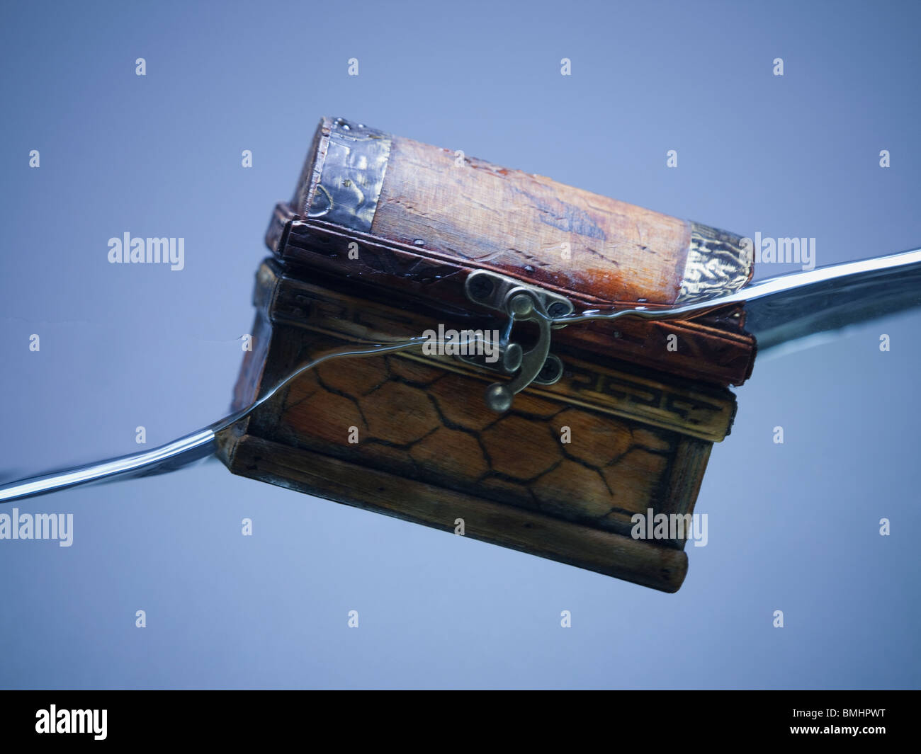 Treasure chest underwater hires stock photography and images Alamy