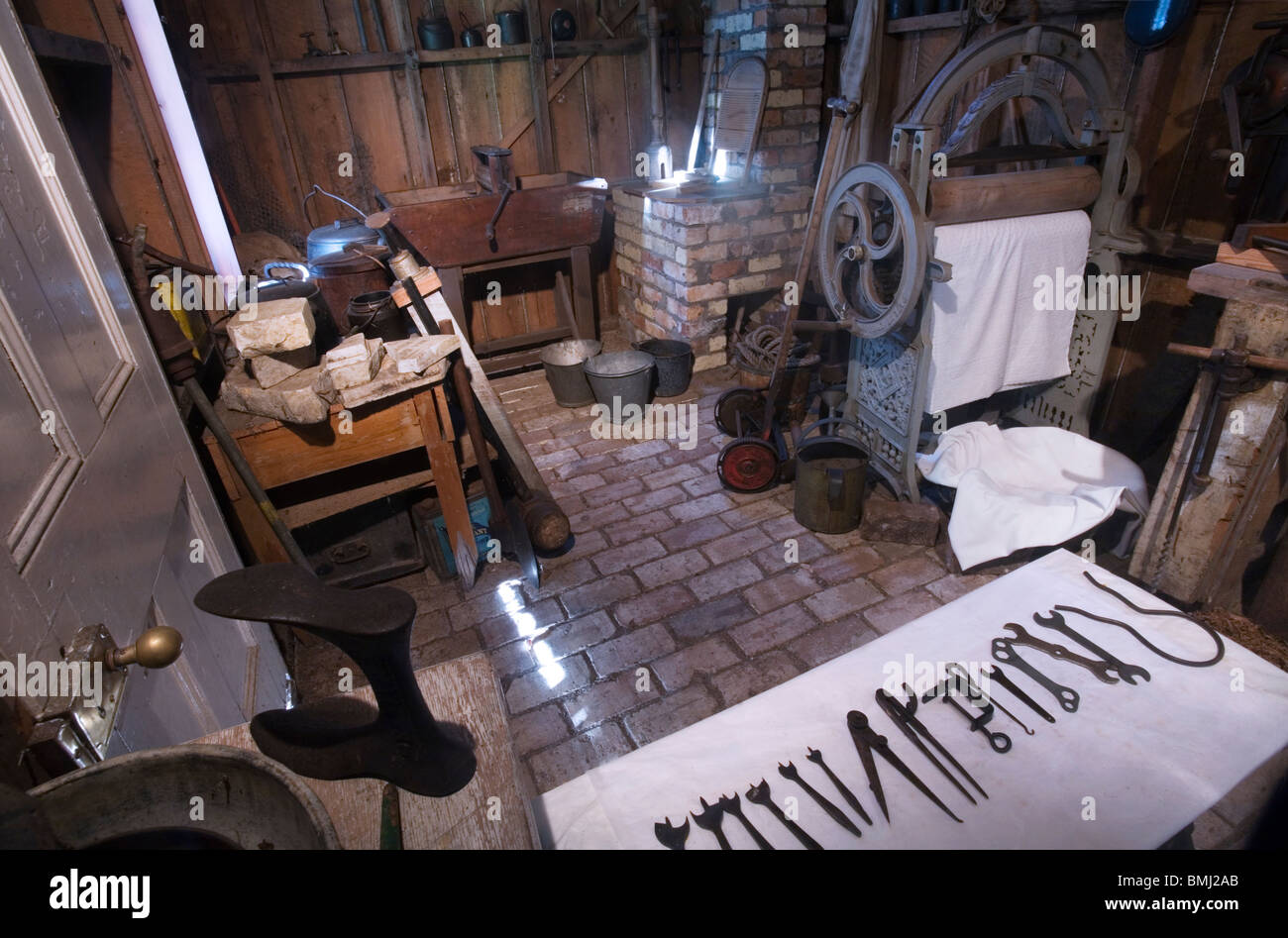 Shoe repair shop hi-res stock photography and images - Alamy