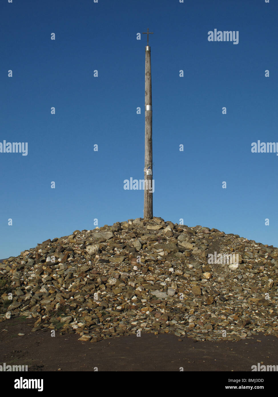 Iron Cross in Irago Mountain. Leon province. Spain Stock Photo Alamy