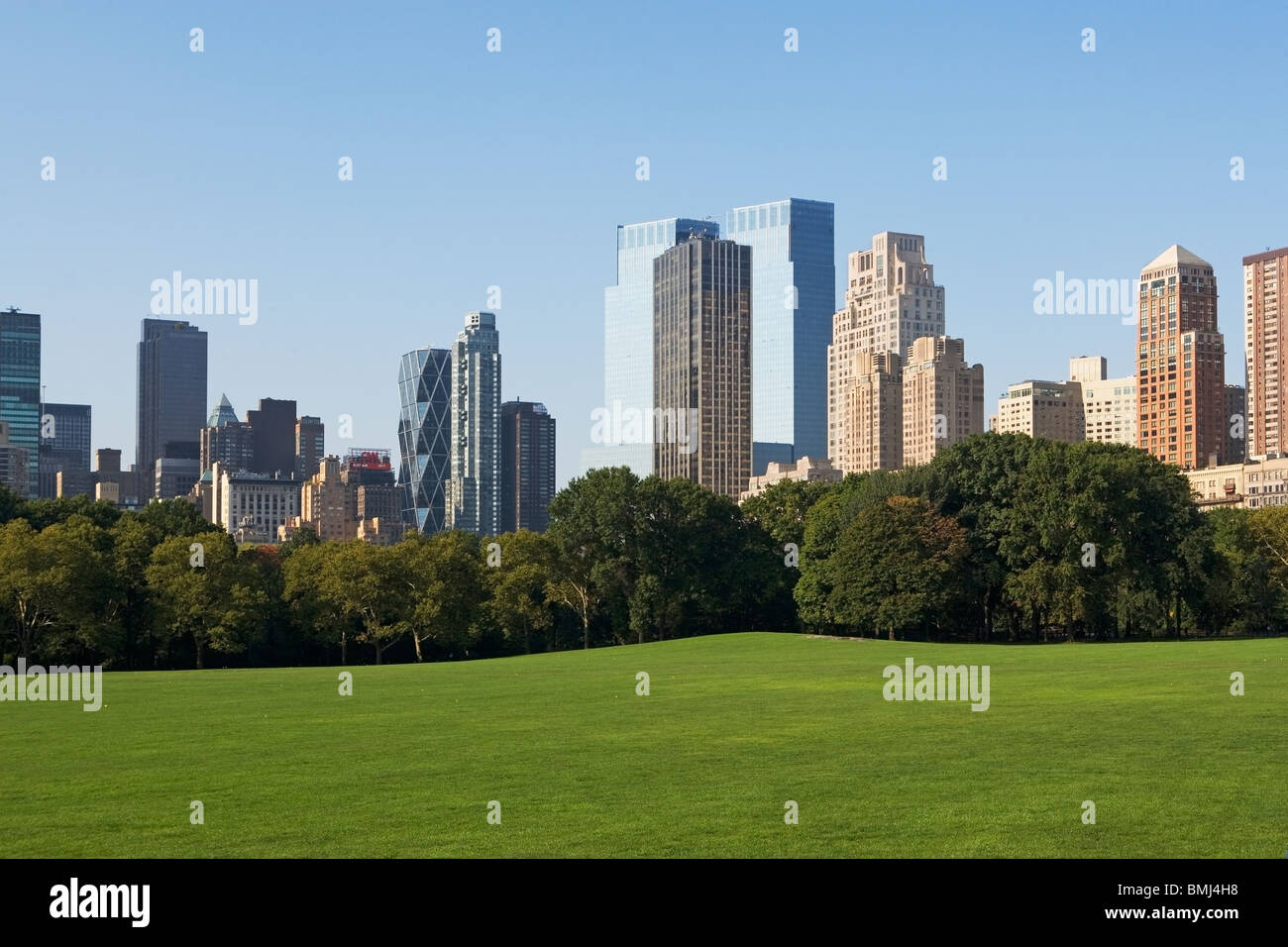 Lawn in front of high rise buildings Stock Photo - Alamy