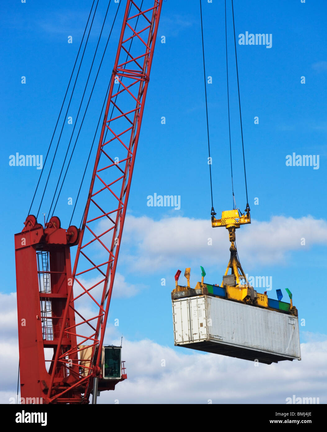 Unloading shipping containers hi-res stock photography and images - Alamy