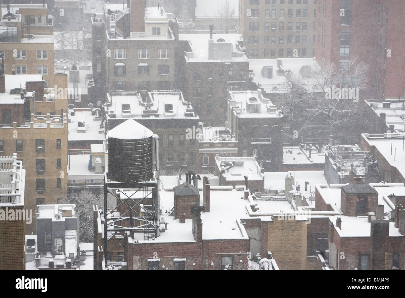 Nyc rooftop water tanks hires stock photography and images Alamy
