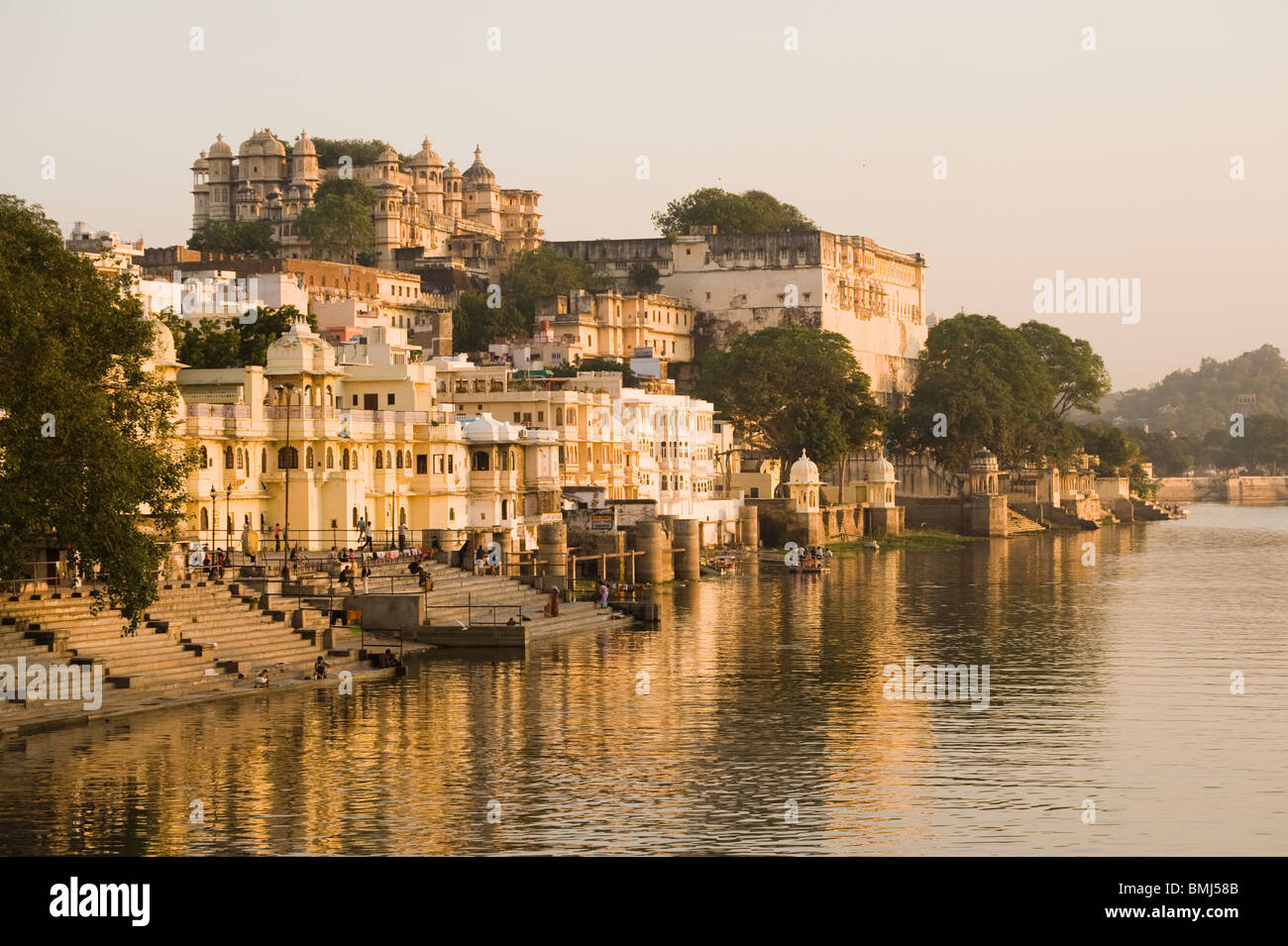 City Palace on Lake Pichola in Udaipur India Stock Photo - Alamy