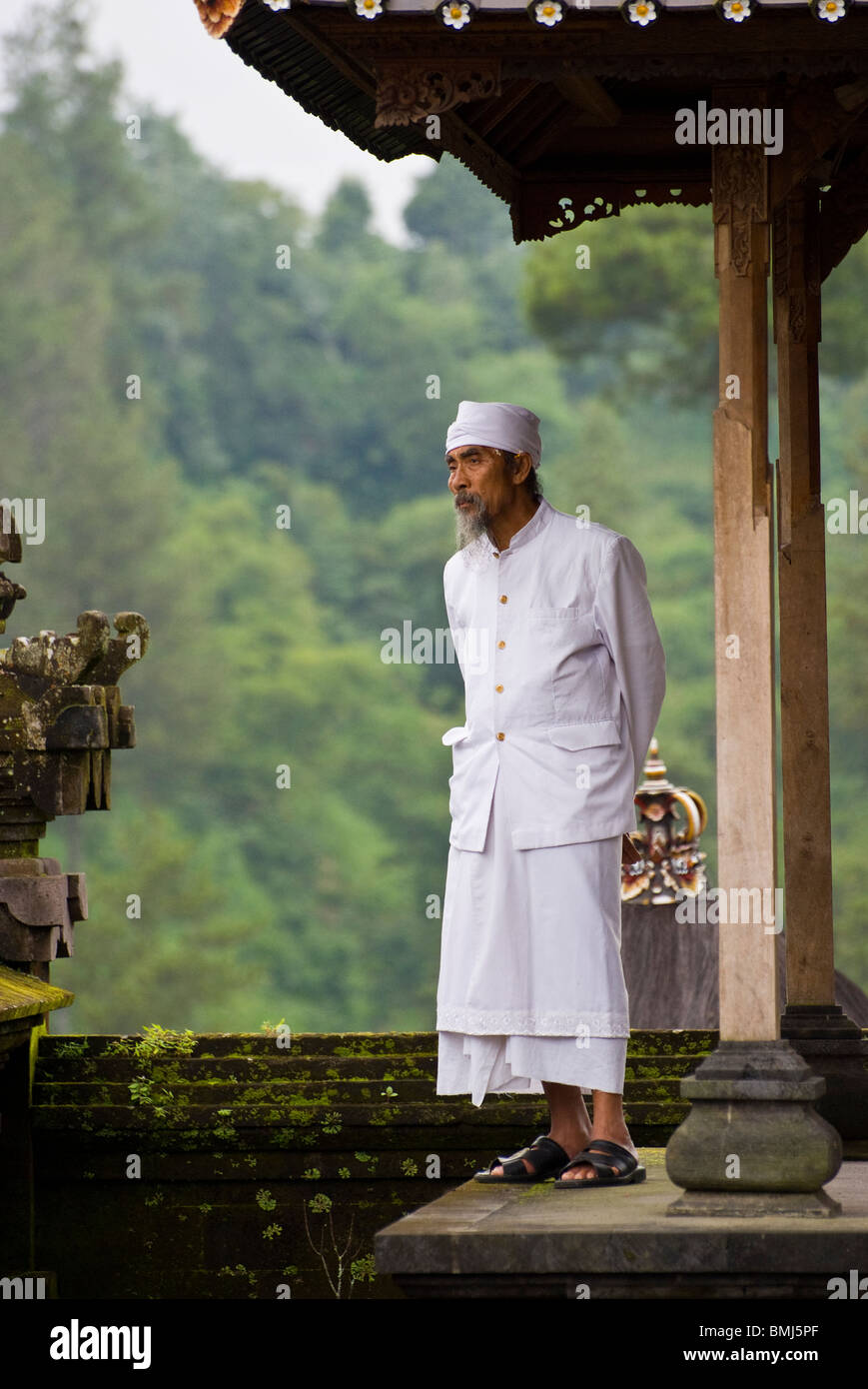 A holy man at Pura Besakih, the Mother Temple, in Bali, Indonesia. Besakih is the most important hindu temple in Bali. Stock Photo