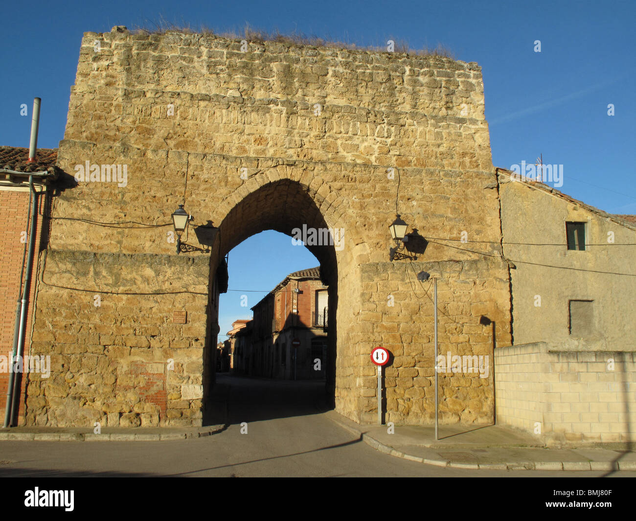 Puerta del Arrabal en Mansilla de las Mulas. Provincia de Leon. España. CAMINO DE SANTIAGO. Arrabal Door in Mansilla de las Mula Stock Photo