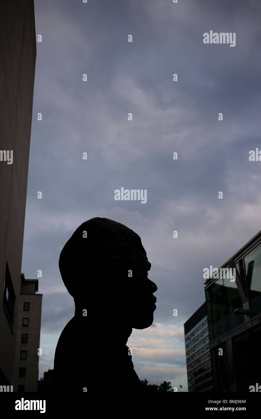 Nelson Mandela sculpture on London's south bank Stock Photo Alamy