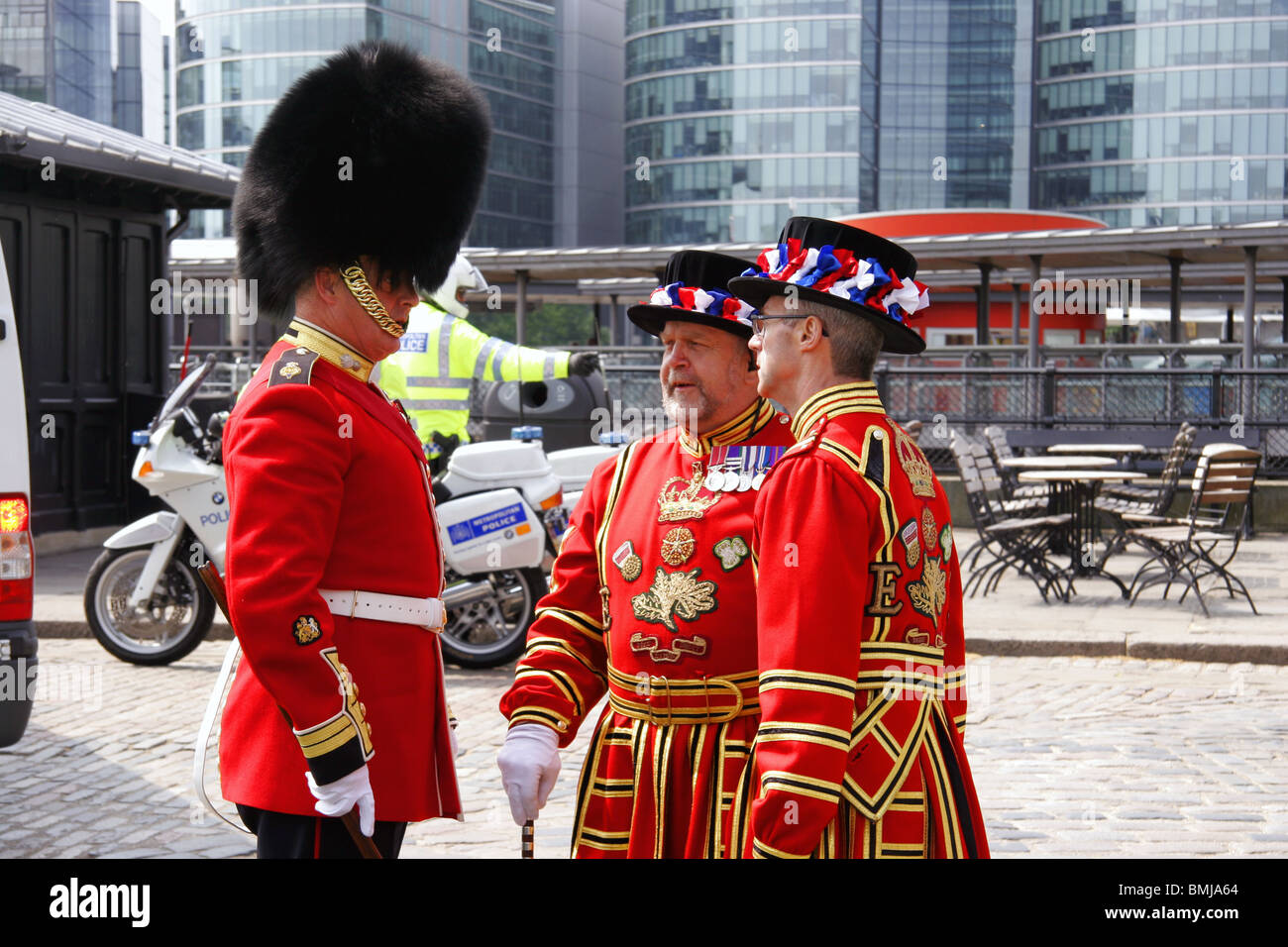 Beefeaters and soldier in bearskin, London, UK Stock Photo