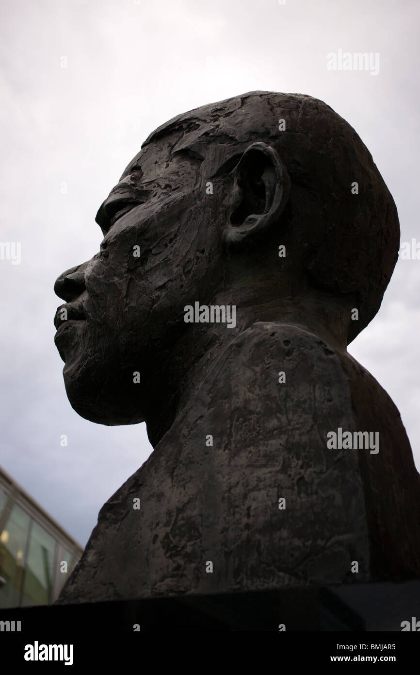 Nelson Mandela sculpture on London's south bank Stock Photo Alamy