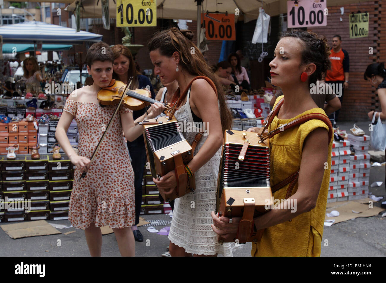 Street artist young woman hi-res stock photography and images - Alamy