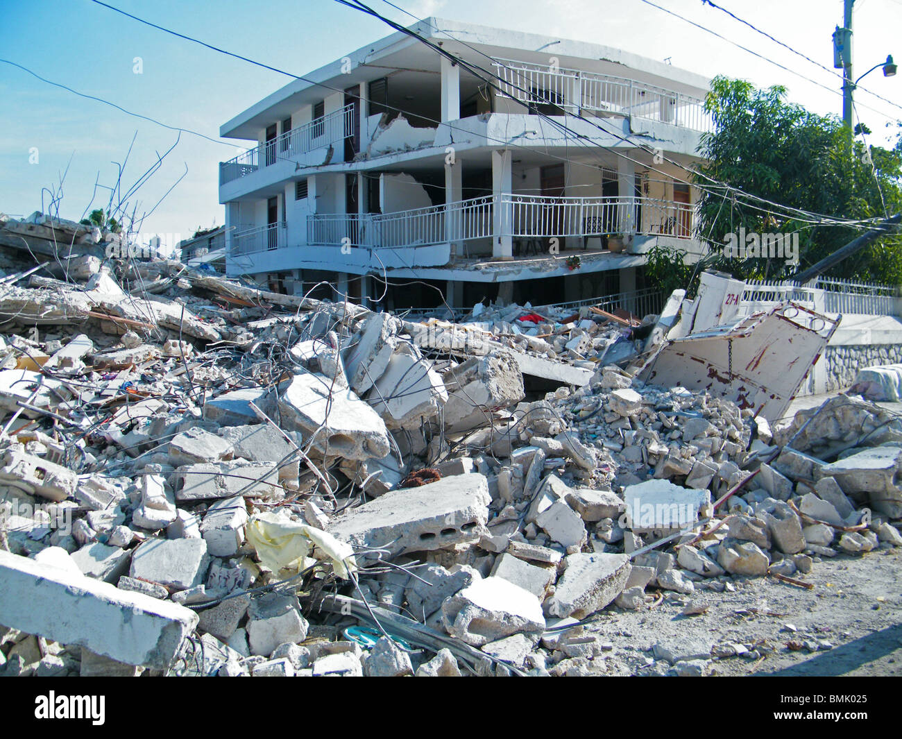 Rubble and a damaged buildng in Port au Prince after the Haiti earthquake Stock Photo