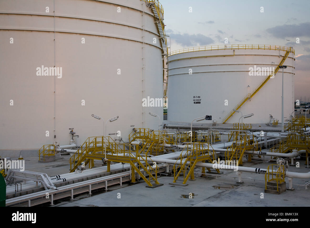Petrochemical Oil Tank Farm tanks pipes industry Stock Photo