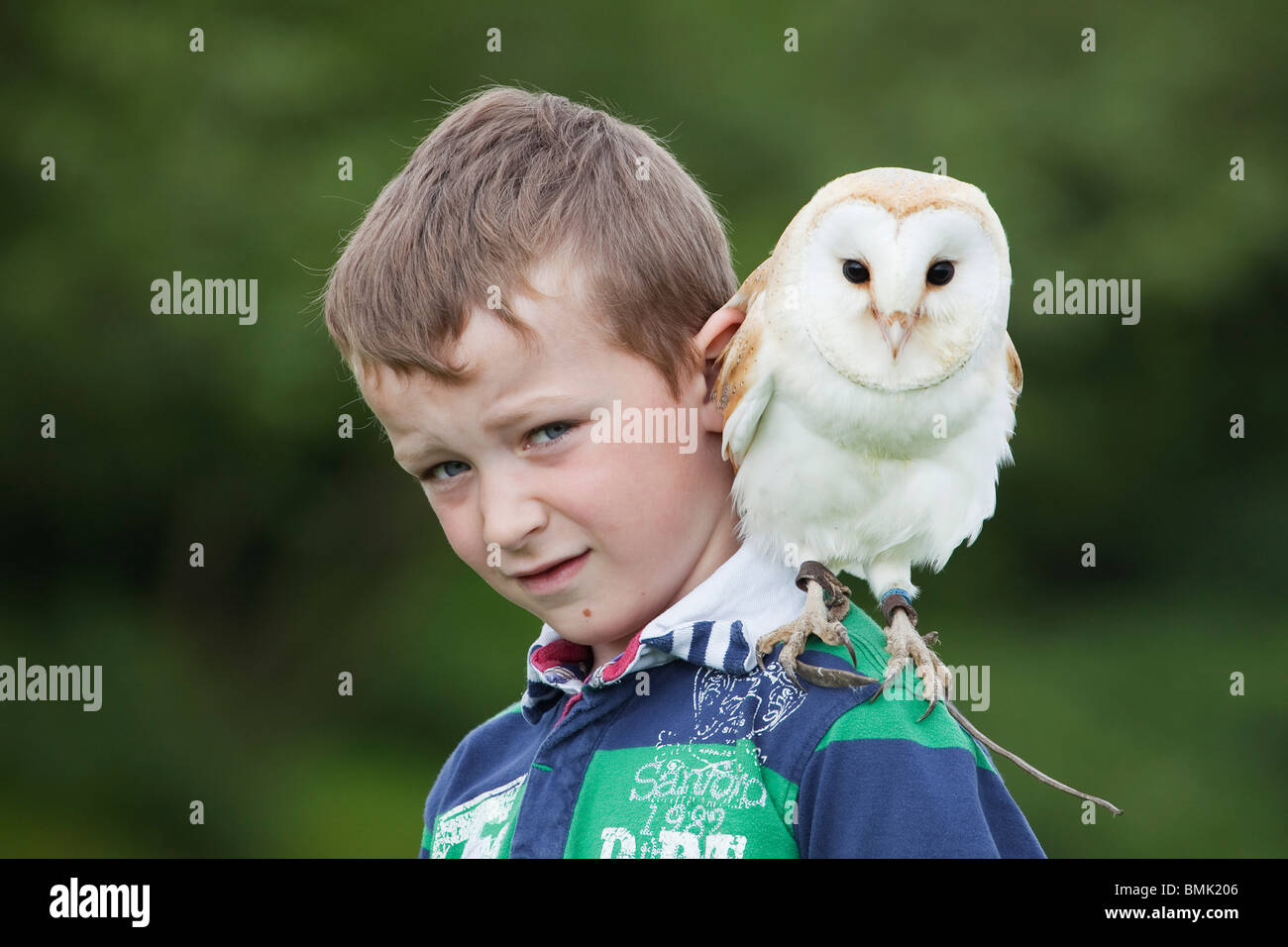 Хантер ребенок. Owl sitting on the Shoulder.