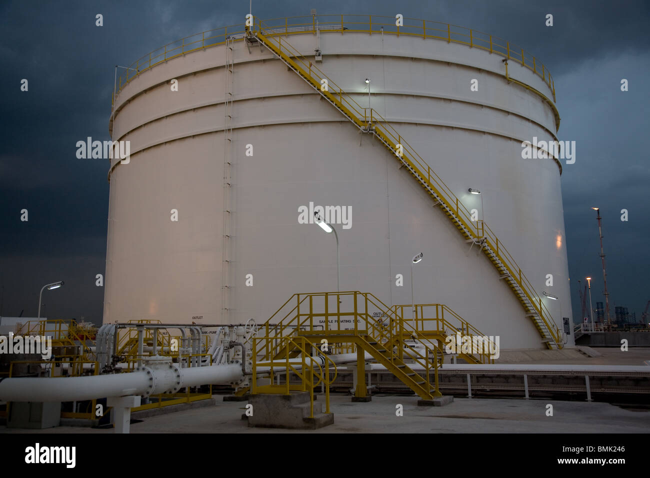 Oil tank farm hires stock photography and images Alamy