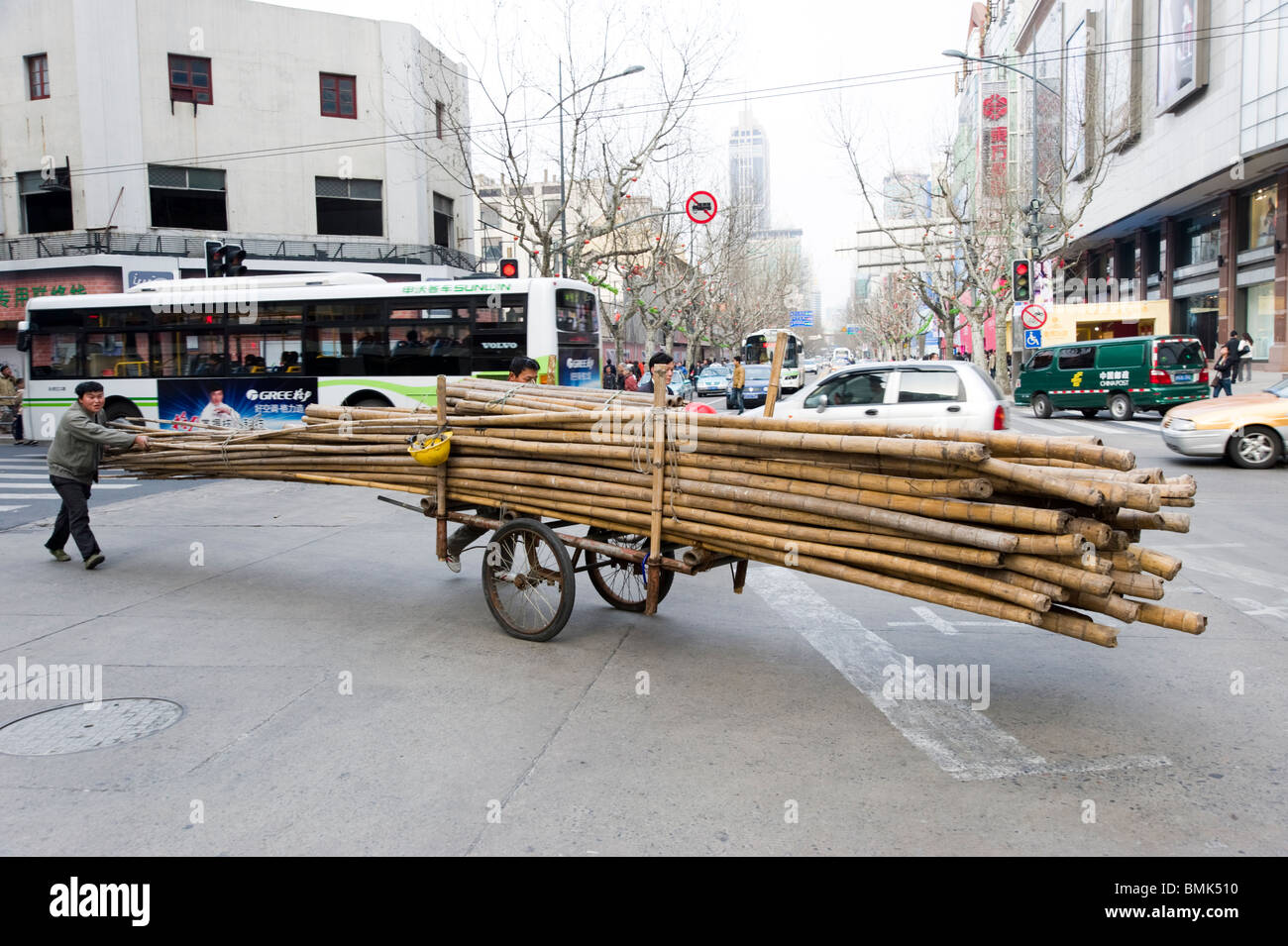 Bamboo scaffolding cart being pushed along Huaihai Road, Shanghai, China Stock Photo