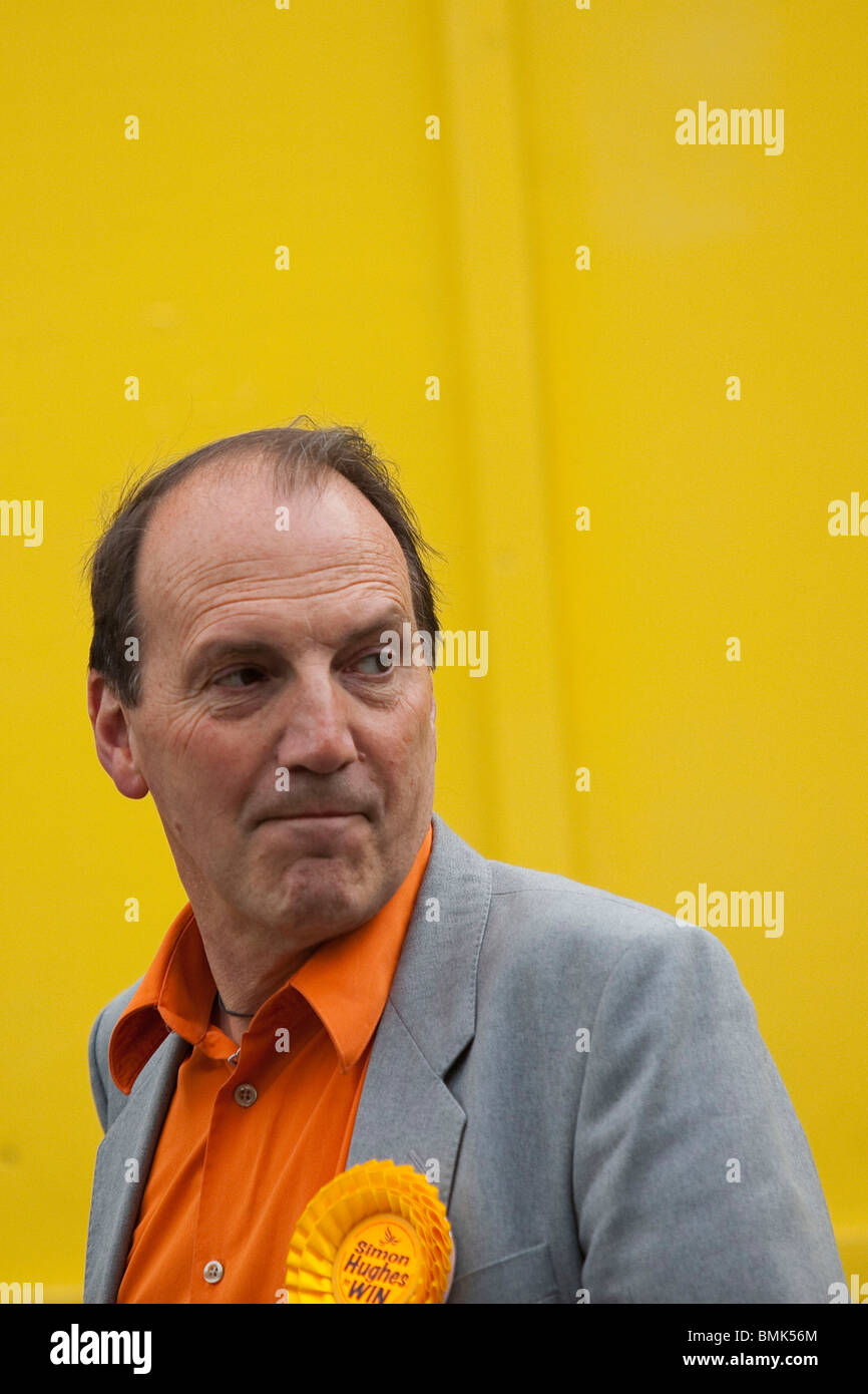 Simon Hughes MP, out canvessing in his constituency of Bermondsey and Old Southwark. 6th May, 2010 Stock Photo