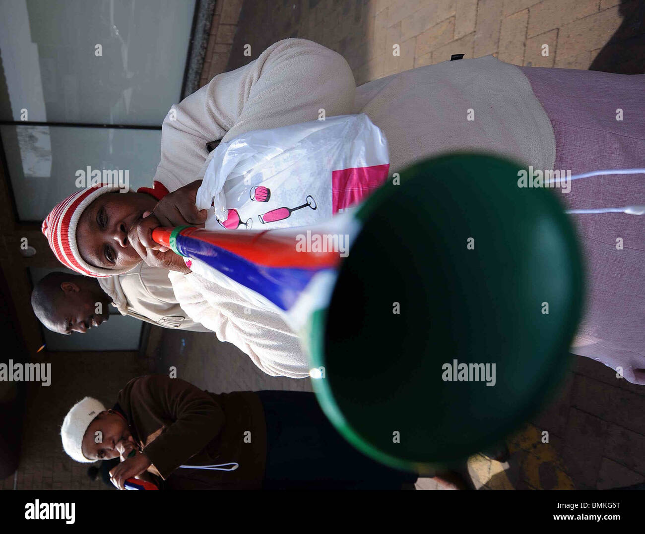 VUVUZELA SELLER JOHANNESBURG SOUTH AFRICA JOHANNESBURG  SOUTH AFRICA 11 June 2010 Stock Photo