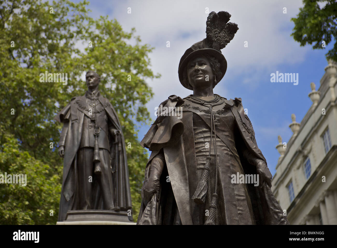 Statue of Queen Elizabeth the queen mother and King George V1 in the Mall, London Stock Photo